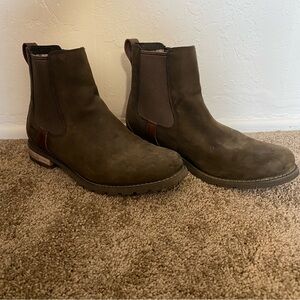Ariat low pull on style boot. Women’s 11.